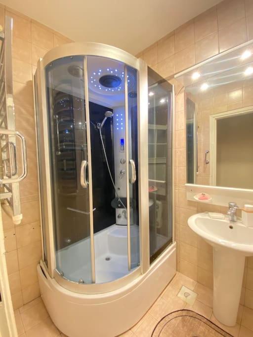 Comfy - Spacious Flat On The Kadikoey Seaside Apartment Istanbul Bagian luar foto